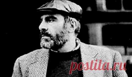 По Ленинграду Довлатова. Где и как жил писатель?
Что же мы всё о ремонтах, да интерьерах? Третье сентября, отличный повод, выйти на улицу и прогуляться. И непременно по довлатовским местам. Ведь именно сегодня знаменитому писателю Сергею Довлатову исполнилось бы 78 лет.