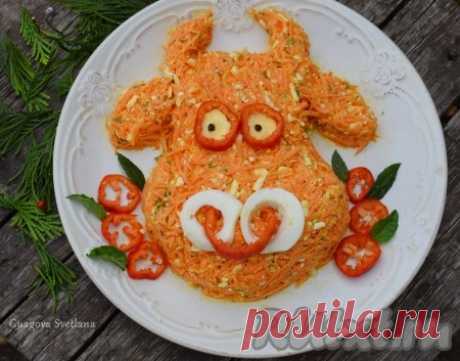 Салат из моркови с плавленным сыром и чесноком &quot;Бычок&quot; - 11 пошаговых фото в рецепте Предлагаю рецепт вкусного, яркого и несложного в приготовлении салата из моркови с плавленным сыром и чесноком. Этот салатик состоит из вполне доступных ингредиентов, а если его оформить в виде бычка - символа 2021 года, то это блюдо несомненно станет украшением праздничного стола. Да и на ...