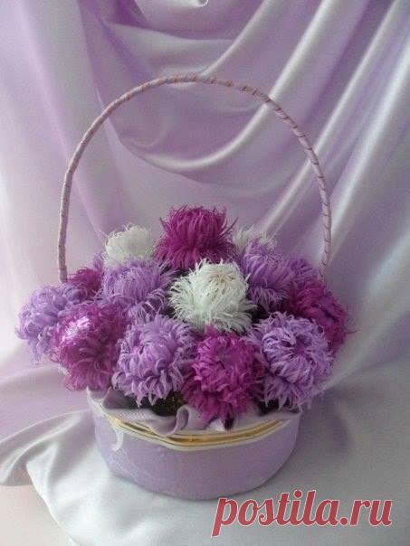 Корзинка с астрами из конфет