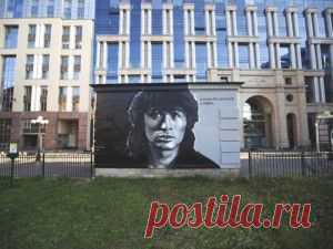 Власти Петербурга потребовали закрасить портрет Цоя в центре города накануне годовщины его гибели