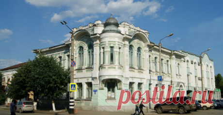 👪 + 🚍 = ⛱ ЧТО ЗА ГОРОД СЫЗРАНЬ - ПОЧЕМУ ОБЯЗАТЕЛЬНО НУЖНО ПОСЕТИТЬ 💛💚💙 12 ВЫПУСК

Особняк Стерлядкина
Деньги заказчика, купца С.А. Стерлядкина, и архитектурная фантазия неустановленного автора способствовали появлению на центральном перекрестке Сызрани удивительного здания в стиле модерн. Постройка 1915 г. выполненная из пластичного бетона, отделана светлым кирпичом, чугунной ковкой и перламутровой облицовочной плиткой.

Закругленный угловой ризалит украшен пятью коринфскими полуколоннами