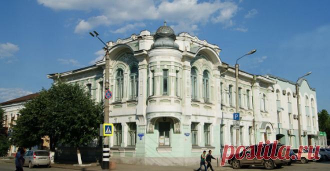 👪 + 🚍 = ⛱ ЧТО ЗА ГОРОД СЫЗРАНЬ - ПОЧЕМУ ОБЯЗАТЕЛЬНО НУЖНО ПОСЕТИТЬ 💛💚💙 12 ВЫПУСК

Особняк Стерлядкина
Деньги заказчика, купца С.А. Стерлядкина, и архитектурная фантазия неустановленного автора способствовали появлению на центральном перекрестке Сызрани удивительного здания в стиле модерн. Постройка 1915 г. выполненная из пластичного бетона, отделана светлым кирпичом, чугунной ковкой и перламутровой облицовочной плиткой.

Закругленный угловой ризалит украшен пятью коринфскими полуколоннами