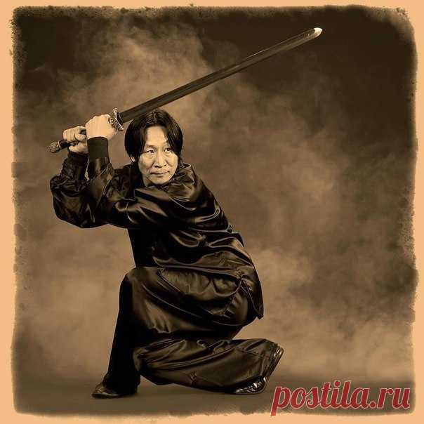 Холодное оружие: ЦЗЯНЬ

В 1965 году в провинции Хубэй на востоке Китая проводились археологические раскопки. 
Историки обнаружили 50 гробниц, в которых хранилось около 2 тыс. артефактов. Среди находок был меч, который, несмотря на проведенные 2 тыс. лет под землей, казалось бы, абсолютно не тронуло время: на бронзовом клинке не было следов ржавчины, а один из археологов даже порезался, просто проведя по нему пальцем, — настолько острым было лезвие. 
По иероглифам, оставлен...