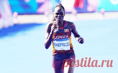 Умерла участница Олимпиады-2024, которую бойфренд облил бензином и поджег. Угандийская бегунья Ребекка Чептегеи 3 сентября была госпитализирована с ожогами 75% тела после того, как бойфренд спортсменки во время ссоры вылил на нее канистру бензина и поджег