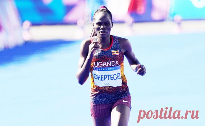 Умерла участница Олимпиады-2024, которую бойфренд облил бензином и поджег. Угандийская бегунья Ребекка Чептегеи 3 сентября была госпитализирована с ожогами 75% тела после того, как бойфренд спортсменки во время ссоры вылил на нее канистру бензина и поджег
