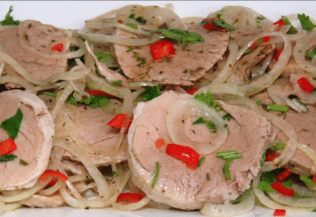 Ароматная мясная закуска «Холодный шашлык»
Ингредиенты:
Отварная свинина (можно заменить говядиной или отварным языком) — полкило
3 средних луковицы
Любая зелень (пучок) — кинза (очень рекомендую!), петрушка, укроп
Перец Чили — 1 стручок
Для вкусного маринада берем следующее:
вода кипяченая холодная — 50 грамм
сок лимона (или лайма) — 90 грамм (это примерно 3 шт.)
Бальзамический уксус — 2 стол. ложки
Сахар — 3 стол. ложки
Соль -1,5 чайных ложки
Масло оливковое (или любое другое растительное