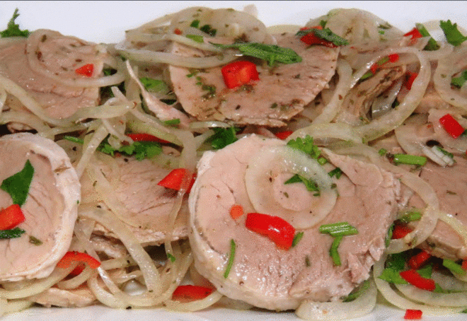 Ароматная мясная закуска «Холодный шашлык»
Ингредиенты:
Отварная свинина (можно заменить говядиной или отварным языком) — полкило
3 средних луковицы
Любая зелень (пучок) — кинза (очень рекомендую!), петрушка, укроп
Перец Чили — 1 стручок
Для вкусного маринада берем следующее:
вода кипяченая холодная — 50 грамм
сок лимона (или лайма) — 90 грамм (это примерно 3 шт.)
Бальзамический уксус — 2 стол. ложки
Сахар — 3 стол. ложки
Соль -1,5 чайных ложки
Масло оливковое (или любое другое растительное