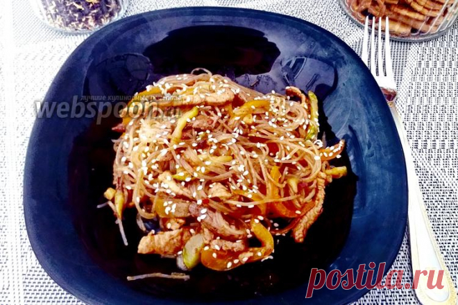 Фунчоза со свининой и болгарским перцем с кунжутом  Фунчоза со свининой и болгарским перцем 
В нашей семье все очень любят блюда азиатской кухни, поэтому приходится придумывать что-то похожее, что можно легко приготовить дома.  
Фунчоза – очень интересный и необычный продукт, отлично сочетающийся с сладковато-острыми вкусами. Поэтому  соус Терияки/  отлично подходит для рецептов с этой лапшой, а для остроты и аромата я добавляю немного  аджики . Получается что-то похожее н...
