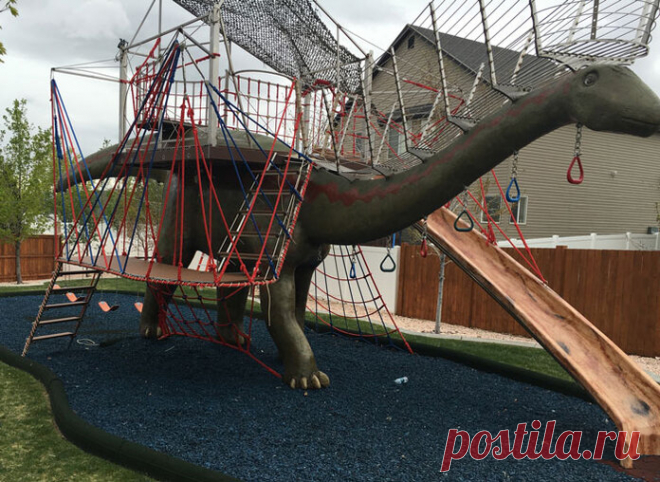 Отец построил для своих детей игровую площадку в виде огромного динозавра