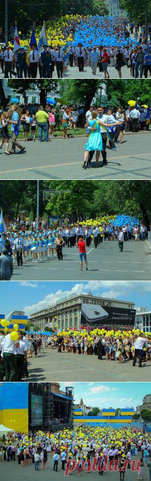В Днепропетровске прошел грандиозный парад выпускников - Днепропетровск