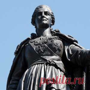 Памятник Екатерине II открыли в Симферополе