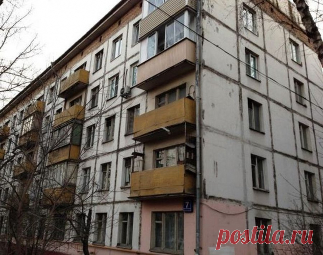 Хрущевка после ремонта выглядит неузнаваемо
Это обычная хрущевка, каких все еще множество стоит в городах. Обычные квартиры с крохотной кухней, маленькими комнатками на 45 квадратных метров общей площади могут тоже быть уютными. Если за дело…