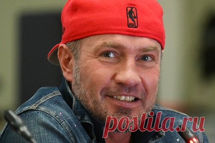 Опубликован первый трейлер фильма о Романе Костомарове. Онлайн-кинотеатр Wink опубликовал первый трейлер документального фильма «Роман Костомаров: Рожденный дважды» режиссера Михаила Щедринского. Сценаристом картины выступила Юлия Лемарк, интервьюером — журналист Максим Алланазаров. Фильм о фигуристе, выжившем после тяжелого заболевания, выйдет в прокат 9 марта.