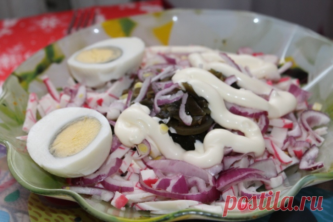 Салат из морской капусты и крабовых палочек - Простые рецепты Овкусе.ру