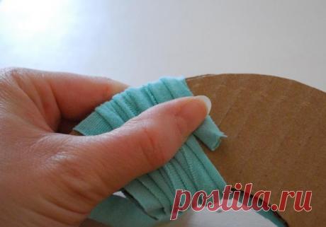 Помпоны из старых футболок 
Не спешите выбрасывать футболки, которые вы больше не носите. Из них можно сделать задорные помпоны!

ДЛЯ ОДНОГО ПОМПОНА ВАМ ПОТРЕБУЕТСЯ:

1 футболка
Ножницы
Картонный шаблон

ШАГ 1



Изготовьте из …