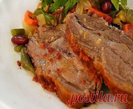 Запеченная в горчице свинина

Рецепт настолько простой и настолько вкусным получается мясо, что я даже жалею, что не узнала его раньше!

Ингредиенты:

- свинина (вроде это была корейка; 500 г.);
- чеснок (4-5 зубчиков);
- горчица (2 ст. ложки);
- соль, перец.

Приготовление:

Итак, мясо немного споласкиваем, вытираем насухо полотенцем. Солим, перчим по вкусу. Шпигуем в разных местах чесноком. Намазываем горчицей и оставляем на несколько часов в холодном месте.
Заворачиваем...