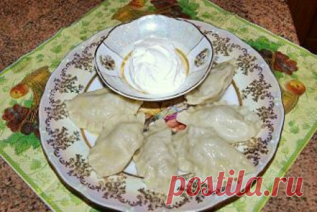 Вареники «Беловские» с мясом и капустой В советские времена эти вареники подавали в одноименном кафе г. Белово. Там их ещё обжаривали в сухарях, но просто отварные тоже вкусно. Продукты: 300 гр смешанного фарша(свинина, говядина, лук, специи) 300 гр нашинкованной свежей капусты половинка средней луковицы тесто пельменное Готовим...