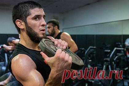 UFC подтвердил возвращение Махачева в октагон. Российский боец смешанного стиля (MMA) Ислам Махачев выступит на турнире Абсолютного бойцовского чемпионата (UFC) 30 октября. Махачев подерется с бразильцем Рафаэлем Дос Аньосом на UFC 267. Там также выступит Александр Волков, которому предстоит схватка с польским тяжеловесом Марчином Тыбурой.