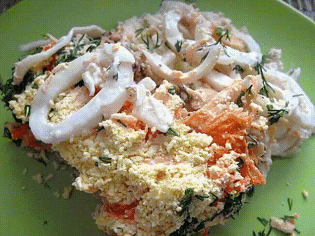 Удивительный салат с кальмарами и орехами «Морские фантазии» 
Продукты: 
Кальмары отварные 6-7 шт. 
Яйца 6 шт. 
Лук репчатый(сред.) 2 шт. 
Морковь(сред.) 2 шт. 
Яблоко(сред.) 2 шт. 
Грецкие орехи 80-100 гр. 
Укроп 
Майонез
Приготовление: 
Лук порезать кубиками и при необходимости ошпарить кипятком, чтобы не было горечи. Тушки кальмаров порезать кольцами. Яйца отварить до готовности. Белки и желтки натереть на терке в разные чашки. Сырую морковь тоже натереть на терке. Зелень и грецкие орехи мелк