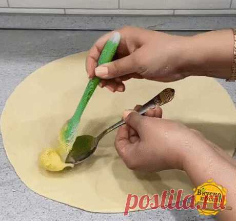 Пончики  😍  Пончики  😍 

🔶 Ингредиенты:

1 яйцо
1 ст ложка сахара
щепотка соли
0,5 чайной ложки соды
250 мл кефира(3,2%)
муки столько, чтобы получилось эластичное тесто, которое можно раскатать. У меня ушло 2,5 стакана. Замесить тесто и оставить отдохнуть.

Для крема понадобится:
1 яйцо
1 стакан сахара
3ст ложки муки
2 стакана молока
1г ванилина