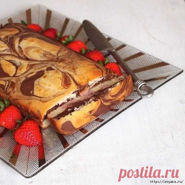 Воздушный мраморный пирог с клубничным соусом.