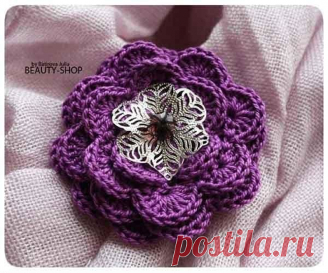 Как связать объемный цветок крючком


Прекрасный крупный цветок может стать как самостоятельным аксессуаром, так и дополнять изделие. Этот цветок связан крючком и давайте разберемся, как это сделано. Вязание крючком тут самое простое, подойдет и для начинающих. 
Нам нужно: крючок, нитки, украшения, нитка с иглой. 
Начинаем вязать с цепочки из воздушных петель. Ее длина колеблется от того, насколько пышный цветок вам нужен. Чем длиннее – тем более пышный. 

Далее следующим ...
