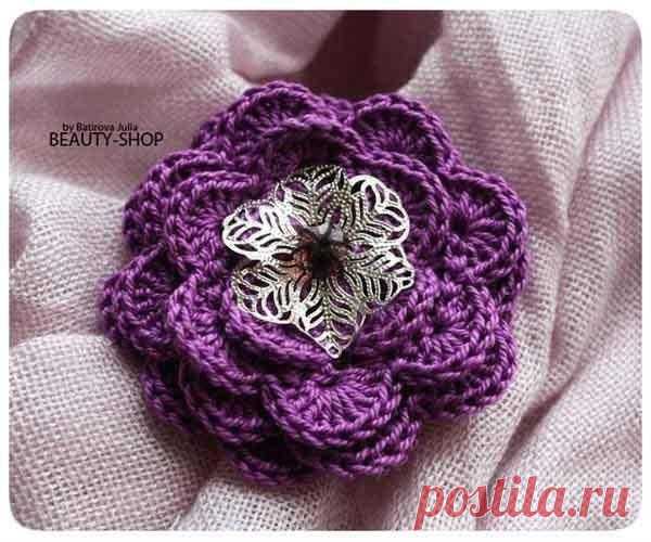 Как связать объемный цветок крючком


Прекрасный крупный цветок может стать как самостоятельным аксессуаром, так и дополнять изделие. Этот цветок связан крючком и давайте разберемся, как это сделано. Вязание крючком тут самое простое, подойдет и для начинающих. 
Нам нужно: крючок, нитки, украшения, нитка с иглой. 
Начинаем вязать с цепочки из воздушных петель. Ее длина колеблется от того, насколько пышный цветок вам нужен. Чем длиннее – тем более пышный. 

Далее следующим ...