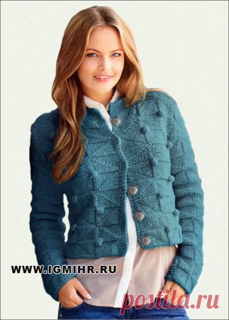 Короткий бирюзовый жакет с рельефным узором. Спицы