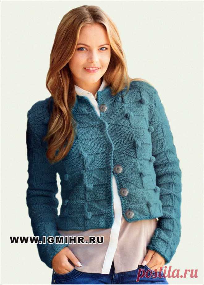 Короткий бирюзовый жакет с рельефным узором. Спицы