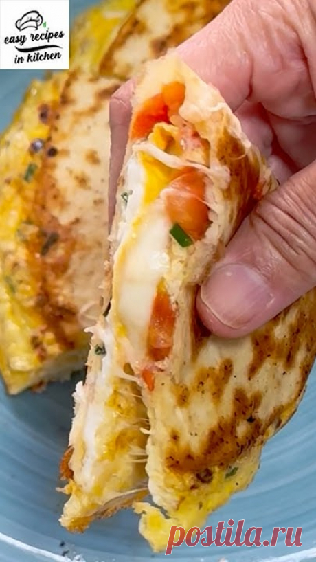 Quick Breakfast Ready in 5 Minutes! #short #egg #easyrecipe #breakfastideas Ingredinets:Olive oil - 1 tbspTomato - 1/2 slicedEggs - 2Salt & pepperChilli flak...