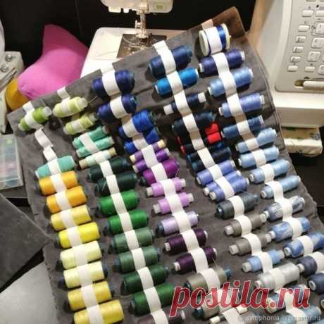 #полезное@sewing_school

Знакомьтесь — это коврик для ниток, органайзер.
На мой взгляд — самый удобный способ хранения катушечных ниток.

Во-первых: нитки не раскручиваются и не запутываются.
Во-вторых: вся палитра запасов перед глазами и легко подбирать нужный оттенок.
В-третьих: крепятся катушки надежно, а доставать и убирать на место легко.
В-четвертых: коврик можно свернуть и убрать на полку. А если шьете часто, то подвесить на стену рядом с рабочим местом… Или в шкаф ...
