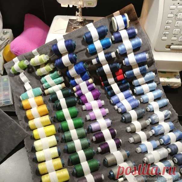 #полезное@sewing_school

Знакомьтесь — это коврик для ниток, органайзер.
На мой взгляд — самый удобный способ хранения катушечных ниток.

Во-первых: нитки не раскручиваются и не запутываются.
Во-вторых: вся палитра запасов перед глазами и легко подбирать нужный оттенок.
В-третьих: крепятся катушки надежно, а доставать и убирать на место легко.
В-четвертых: коврик можно свернуть и убрать на полку. А если шьете часто, то подвесить на стену рядом с рабочим местом… Или в шкаф ...