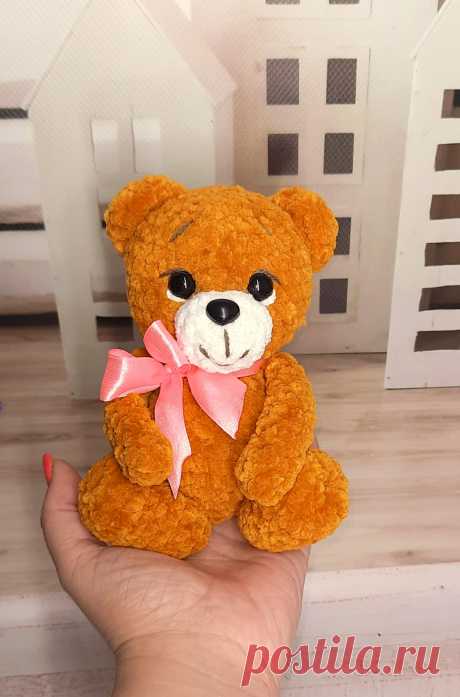 PDF Плюшевый Мишка Валентинка крючком. FREE crochet pattern; Аmigurumi animal patterns. Амигуруми схемы и описания на русском. Вязаные игрушки и поделки своими руками #amimore - медведь из плюшевой пряжи, медвежонок ко дню Всех Влюблённых, плюшевый мишка с сердечком к 14 февраля.