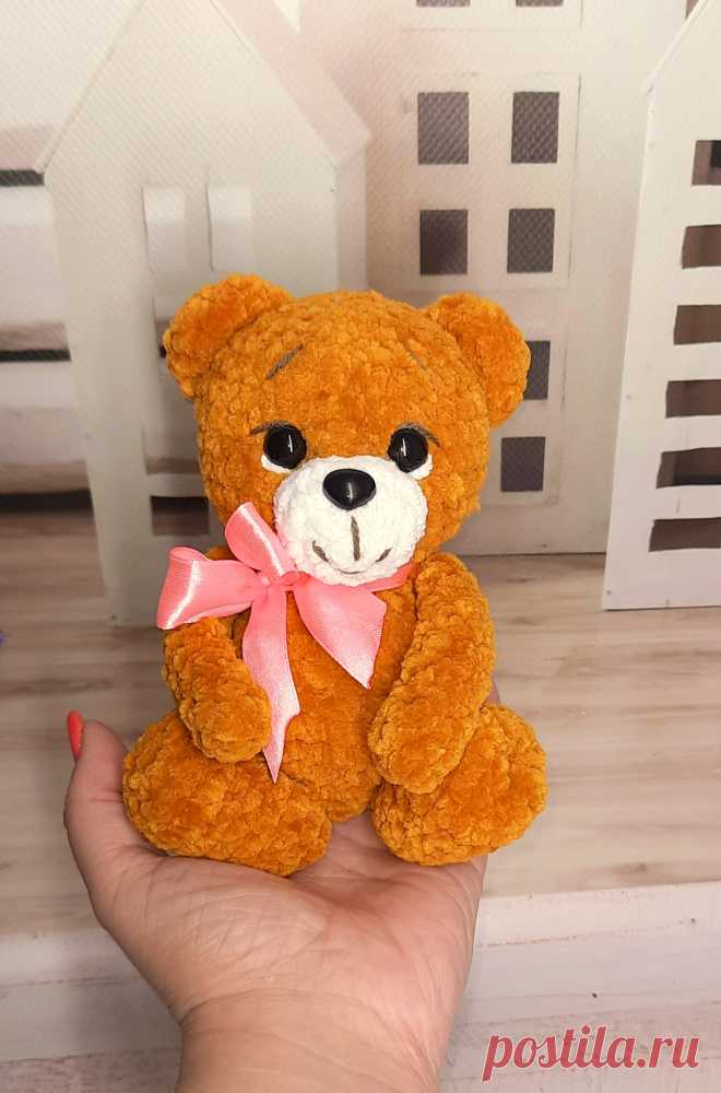 PDF Плюшевый Мишка Валентинка крючком. FREE crochet pattern; Аmigurumi animal patterns. Амигуруми схемы и описания на русском. Вязаные игрушки и поделки своими руками #amimore - медведь из плюшевой пряжи, медвежонок ко дню Всех Влюблённых, плюшевый мишка с сердечком к 14 февраля.