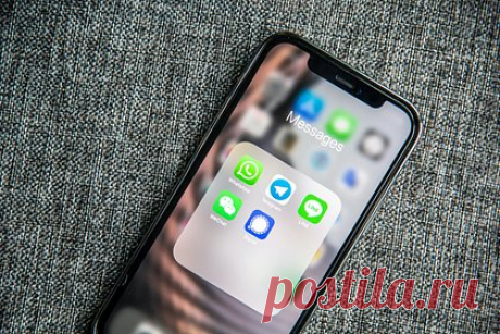 Пользователям WhatsApp рассказали о новой полезной функции. В мессенджере WhatsApp появится новая функция, связанная с прослушиванием голосовых сообщений. О новой возможности сервиса рассказали специалисты портала WABetaInfo. «По нашему мнению, это очень важная функция, поскольку она позволяет пользователям выполнять несколько операций одновременно», — написали они.