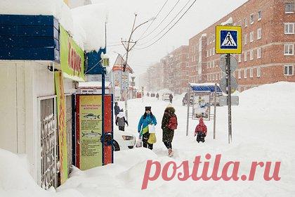 Непогода в Сибири оставила без электричества десятки тысяч людей. В нескольких регионах Сибири электроснабжение подается с большими перебоями из-за сильного ветра. Об этом сообщили в ПАО «Россети Сибирь». В компании заявили, что непогода в Сибири оставила без электричества десятки тысяч людей.