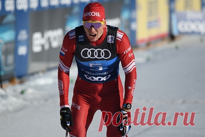 Большунов завоевал серебро в масс-старте «Тур де Ски». Российский лыжник Александр Большунов завоевал серебряную медаль в масс-старте на 15 километров свободным стилем в рамках второго этапа многодневки «Тур де Ски» в немецком Оберстдорфе. Победителем гонки стал норвежский лыжник Йоханнес Клэбо. Россиянин финишировал вторым в 13,4 секунды от него.