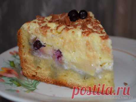 Творожный пирог с яблоками и черникой.