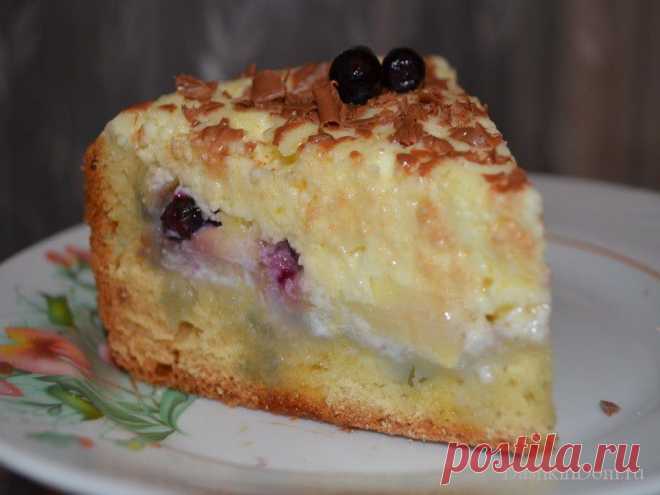 Творожный пирог с яблоками и черникой.