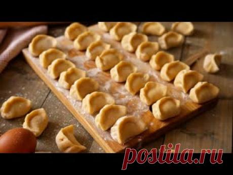 Домашние пельмени: эластичное тесто + сочная начинка Ингредиентытесто:яйцо - 2 штвода - 1 стаканмука - 4 стакансоль - 1 ч.л1 стакан - 250 млфарш:свинина - 1 кг лук - 2 ч.л перец - 1/2 ч.лвода - 100-200 млсоль - 1 ч.л1. Смешайте яйца, соль и воду2. Добавьте муку и замесите тугое тесто. Положите в пакет и оставьте на 10 минут.3. В фарш (1 кг....