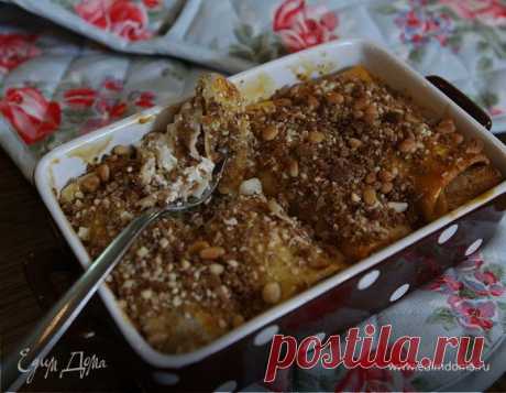 Блинчики с творогом, пряностями и кедровыми орехами.