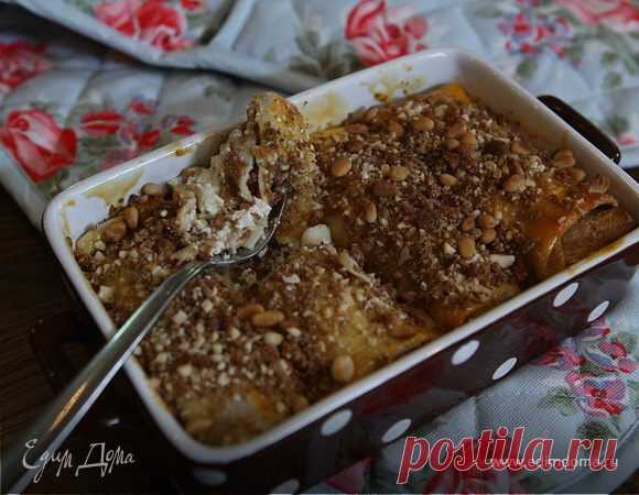 Блинчики с творогом, пряностями и кедровыми орехами.