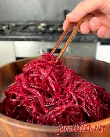 ПП - это полезно и просто 💚 on Instagram: "Буряк по-корейски 🥗 

🔪Буряк 500 гр
🔪Соль 1/2 ч.л
🔪Сахар 1,5 ст.л
🔪Кориандр 1 ч.л
🔪Уксус 6% 2 ст.л (винный, яблочный, рисовый)
🔪Чеснок 🧄 4 зуб.
🔪Подсолнечное или кунжутное масло 60 мл (4 ст.л)

❇️Буряк натираем на тёрке для корейской морковки, посыпаем солью и оставляем на 30-40 минут, выделенный сок не выливаем 
❇️Добавляем все остальные специи и заливаем раскаленным маслом, хорошо перемешиваем и убираем в холодильник в...