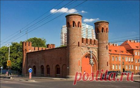 Нынешнее здание Закхаймских ворот было построено в середине XIX века...  До конца XIX века, пока существовали валовые укрепления, ворота выполняли функцию контрольно-пропускного пункта при въезде в город. После того, как валы были срыты, они утратили оборонную функцию и стали своего рода аналогом триумфальной арки.  |  Кёнигсберг в Калининграде