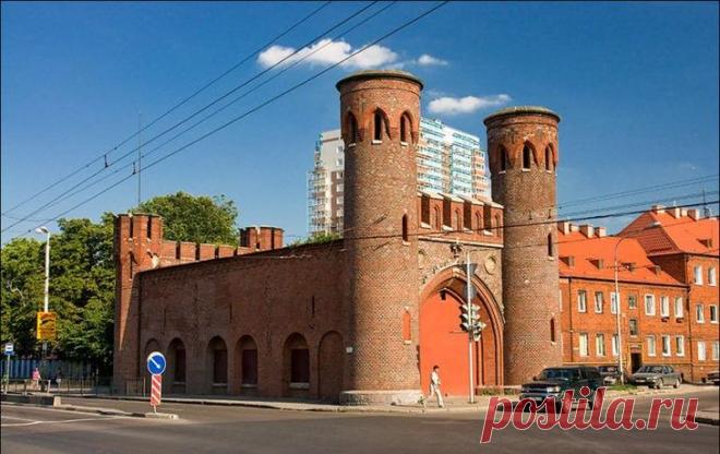 Нынешнее здание Закхаймских ворот было построено в середине XIX века...  До конца XIX века, пока существовали валовые укрепления, ворота выполняли функцию контрольно-пропускного пункта при въезде в город. После того, как валы были срыты, они утратили оборонную функцию и стали своего рода аналогом триумфальной арки.  |  Кёнигсберг в Калининграде