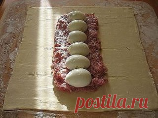 Мясной рулет в тесте по-домашнему
Это очень вкусно. Я готовлю всегда сразу 2 порции, так как для трех 
мужчин одного рулета маловато будет.
Ингредиенты:
- 50 г сливочного масла
- 1 нарезанная крупная луковица
- 1 зубок чеснока
- 2 столовые ложки рубленой петрушки
- 700 г свиного фарша
- 2 чайные ложки горчицы
- 1 яйцо
- 450 г слоеного теста
- 3 сваренных вкрутую яйца
- соль, перец
Приготовление:
1. Разогреть духовку до 180 градусов.
2. На сливочном масле обжарить на слабом огне лук, чеснок и