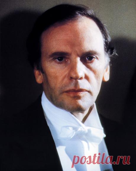 Жан-Луи Трентиньян, 11 декабря, 1930
 • 17 июня 2022