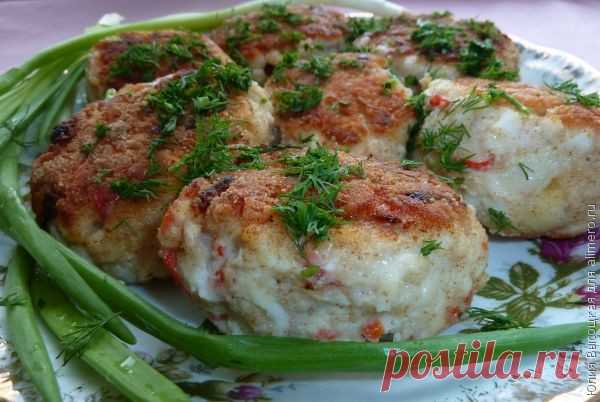 Это находка для тех, кто хочет побаловать себя чем-нибудь вкусненьким и разнообразить свой стол 
Ингредиенты:
Крабовые палочки — 200 грТвердый сыр — 150 грЧеснок — 1 долькаЯйца — 2-3 шт
Приготовление:
 
Измельчаем крабовые палочки (легче это сделать когда они ещё замороженные) в стружку в бленде…