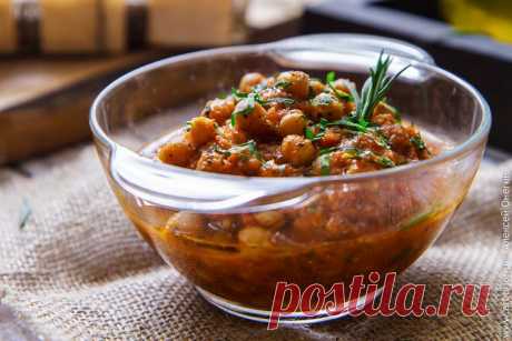 Нут в томатном соусе Вкусный нут в томатном соусе - бесценный источник полезного растительного белка - мы приготовим с оглядкой на его греческие корни, добавив розмарин и орегано.