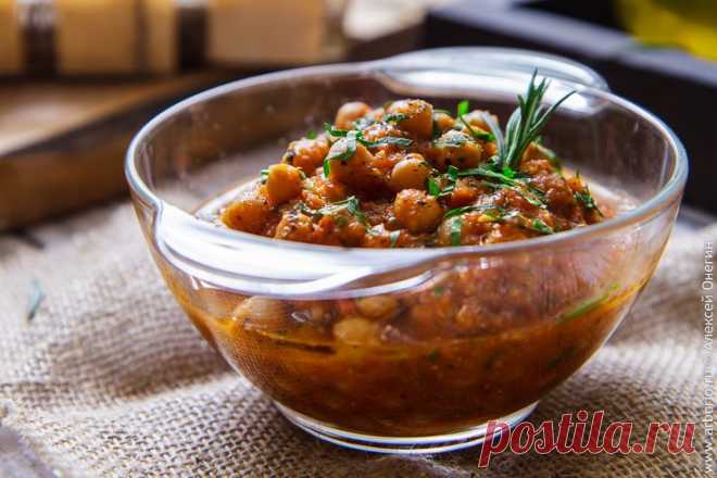 Нут в томатном соусе Вкусный нут в томатном соусе - бесценный источник полезного растительного белка - мы приготовим с оглядкой на его греческие корни, добавив розмарин и орегано.